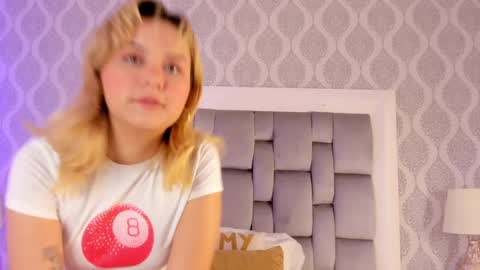 Sara online show from 03-11-25, 03:37