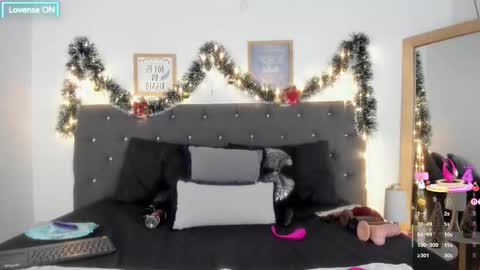 Sara  online show from 12-22-25, 05:32