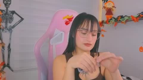 Sarah Ramirez online show from 10-24-25, 04:20