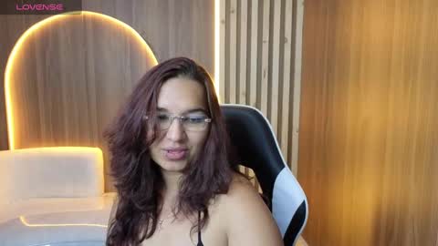 Snapshot of saraah_tx chatting on 09-23-25, 01:25 Online 800 to 1400 online show from 09-23-25, 01:25