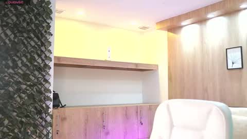 Snapshot of sarabelmont chatting on 10-18-25, 12:17 Sara Belmont online show from 10-18-25, 12:17