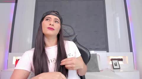Snapshot of saragomez_1 chatting on 02-19-25, 06:32 Sara Gomez online show from 02-19-25, 06:32