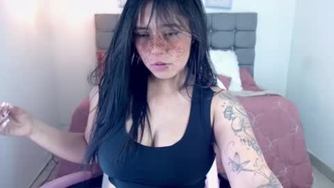 Snapshot of sarah__moon1 chatting on 10-15-25, 08:31 Sarah Moon online show from 10-15-25, 08:31