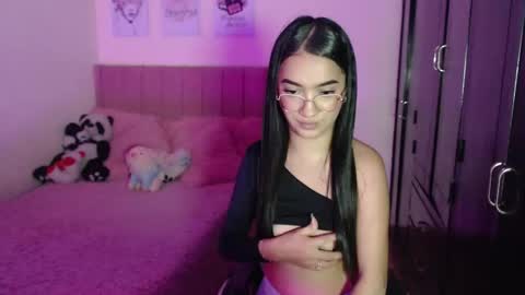 Snapshot of sarah_stone15 chatting on 02-17-25, 11:20 Sarah online show from 02-17-25, 11:20