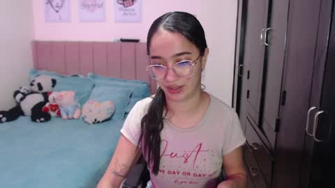 Snapshot of sarah_stone15 chatting on 02-25-25, 11:33 Sarah online show from 02-25-25, 11:33