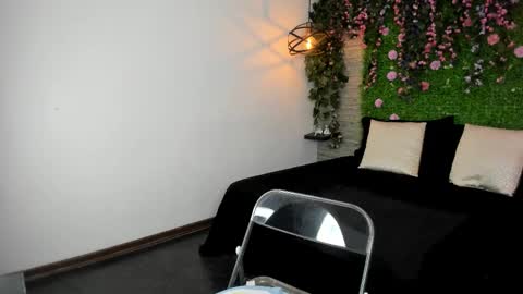 Sarah Deyvis online show from 11-12-25, 01:33