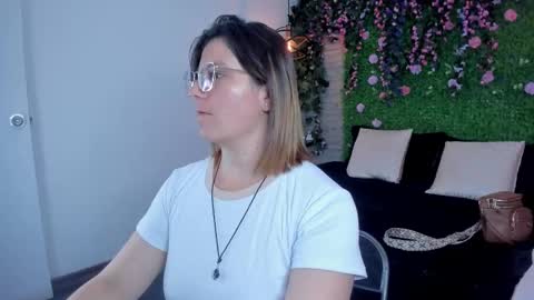 Sarah Deyvis online show from 11-13-25, 01:43