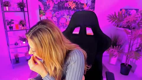 Divine Sarah NONUDE model online show from 03-10-25, 11:53