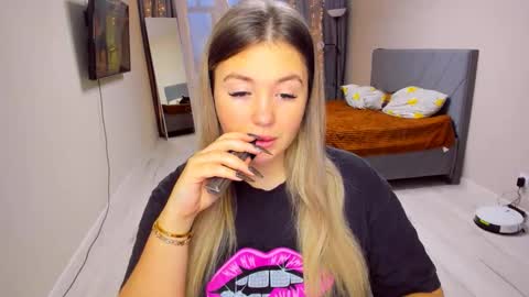 Snapshot of sarahmils chatting on 01-12-26, 01:05 Sarah online show from 01-12-26, 01:05