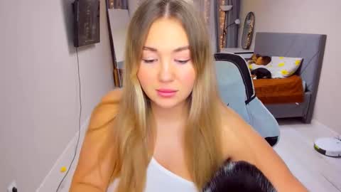 Snapshot of sarahmils chatting on 02-01-26, 02:37 Sarah online show from 02-01-26, 02:37