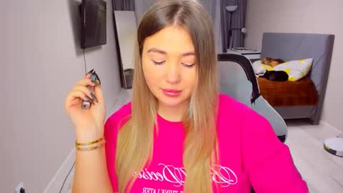 Snapshot of sarahmils chatting on 02-04-26, 02:45 Sarah online show from 02-04-26, 02:45