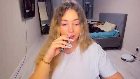 Snapshot of sarahmils chatting on 02-12-26, 03:07 Sarah online show from 02-12-26, 03:07