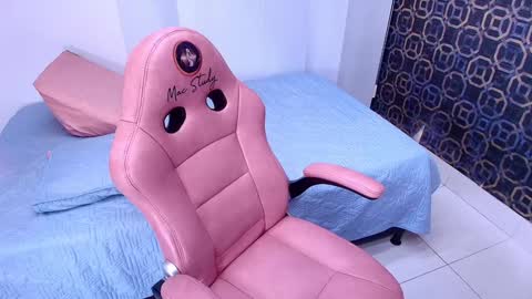 Snapshot of sarak_ chatting on 01-15-25, 11:53 Sara online show from 01-15-25, 11:53
