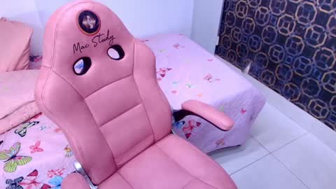 Snapshot of sarak_ chatting on 01-16-25, 11:58 Sara online show from 01-16-25, 11:58