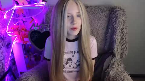 Snapshot of sarakaell chatting on 11-21-25, 03:38 Sara online show from 11-21-25, 03:38