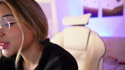 Sara online show from 02-11-25, 01:31