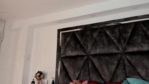  Sara  online show from 11-30-25, 12:42