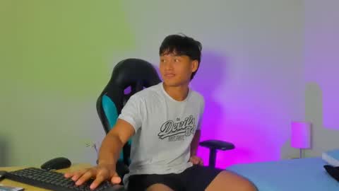 Snapshot of sasuke_uchiha12 chatting on 02-12-25, 11:41 Evans Williams online show from 02-12-25, 11:41