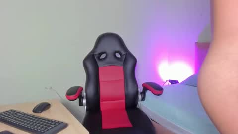 Snapshot of sasuke_uchiha12 chatting on 02-19-25, 12:35 Evans Williams online show from 02-19-25, 12:35