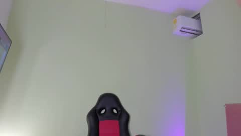 Snapshot of sasuke_uchiha12 chatting on 02-20-25, 08:14 Evans Williams online show from 02-20-25, 08:14