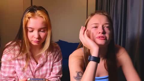 Snapshot of sav_anna chatting on 01-08-25, 05:37 LUNA and ANNA    online show from 01-08-25, 05:37