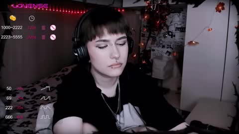 pronoun she. name Mary. age 21. online show from 02-18-25, 04:48