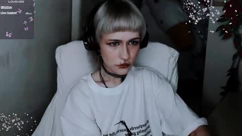 pronoun she. name Mary. age 21. online show from 11-05-25, 05:02