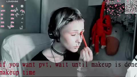 pronoun she. name Mary. age 21. online show from 11-17-25, 09:15