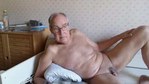 Snapshot of scandxx chatting on 10-28-25, 10:19 Scand online show from 10-28-25, 10:19