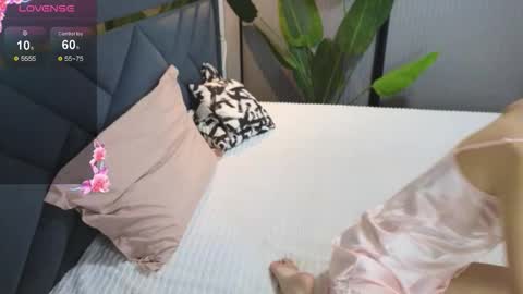 scarlet_ice online show from 11-17-25, 05:13