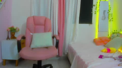 Snapshot of scarletliz chatting on 12-17-24, 06:53 Scarletliz online show from 12-17-24, 06:53