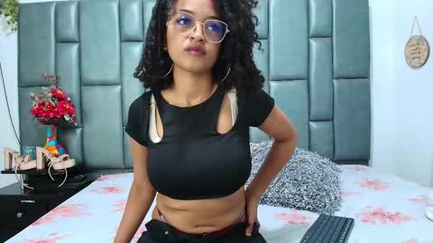 Snapshot of scarletnoir4u chatting on 10-29-25, 02:25 scarlet online show from 10-29-25, 02:25