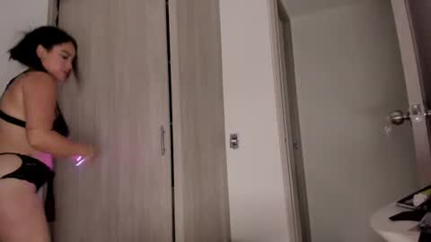 Scarlett Thumb up please help me 100 its important online show from 12-13-24, 12:42