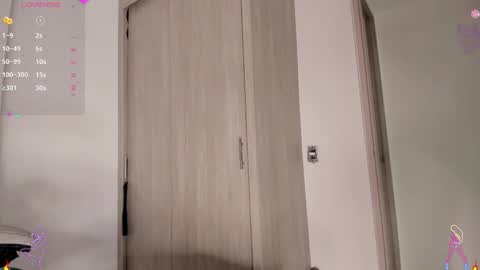 Scarlett Thumb up please help me 100 its important online show from 12-24-24, 01:38