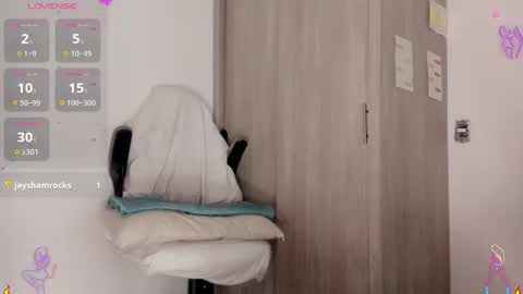 Scarlett Thumb up please help me 100 its important online show from 01-21-25, 11:55