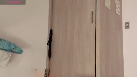 Scarlett Thumb up please help me 100 its important online show from 02-12-25, 02:35