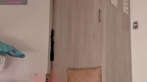 Scarlett Thumb up please help me 100 its important online show from 02-13-25, 12:02