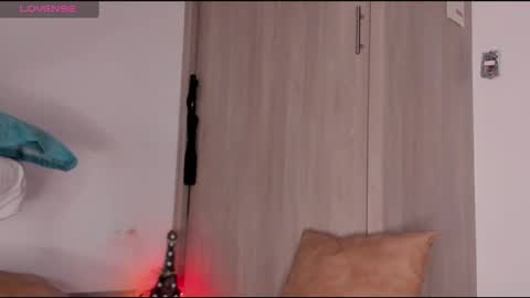 Scarlett Thumb up please help me 100 its important online show from 02-13-25, 03:07