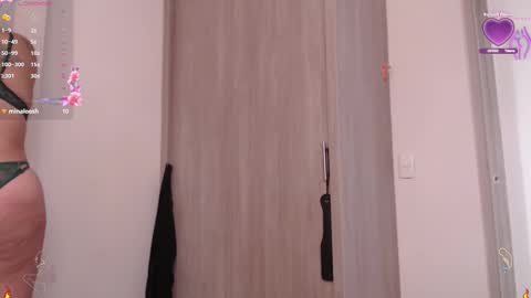 Scarlett Thumb up please help me 100 its important online show from 09-30-25, 07:52