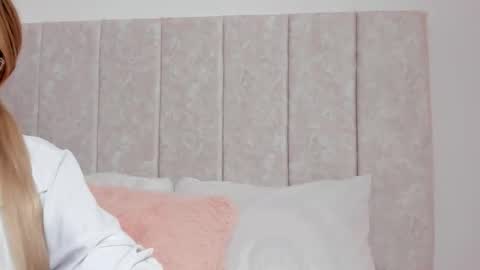 Snapshot of scarlett_lee1_ chatting on 12-17-25, 01:06 Scarlett Lee online show from 12-17-25, 01:06