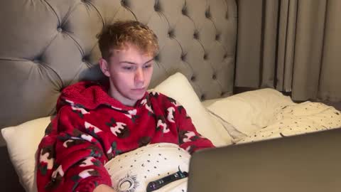 Snapshot of scottish_twink01 chatting on 12-28-24, 12:26 danny online show from 12-28-24, 12:26