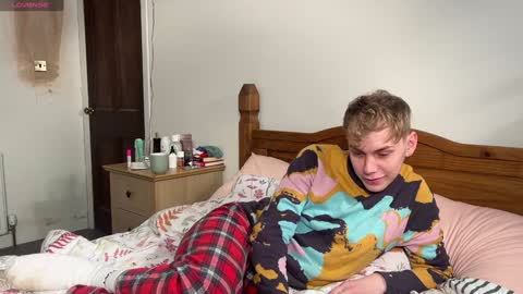 Snapshot of scottish_twink01 chatting on 01-11-25, 02:15 danny online show from 01-11-25, 02:15