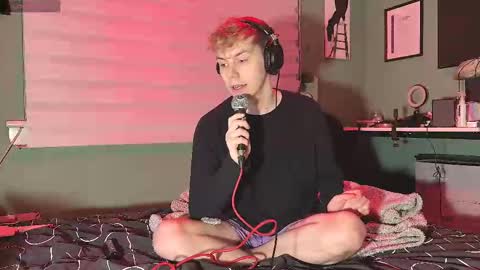 Snapshot of scottish_twink01 chatting on 02-12-25, 09:01 danny online show from 02-12-25, 09:01