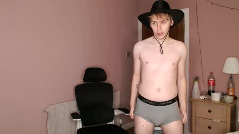 Snapshot of scottish_twink01 chatting on 09-18-25, 03:03 danny online show from 09-18-25, 03:03