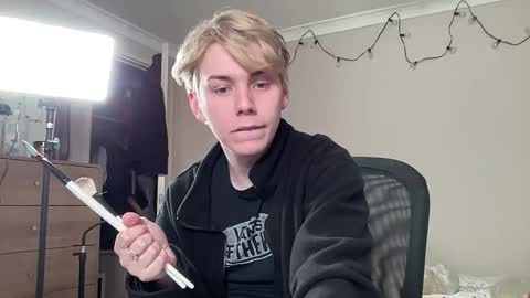 Snapshot of scottish_twink01 chatting on 09-22-25, 01:18 danny online show from 09-22-25, 01:18