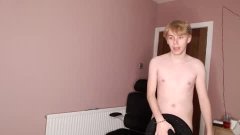 Snapshot of scottish_twink01 chatting on 09-24-25, 01:03 danny online show from 09-24-25, 01:03