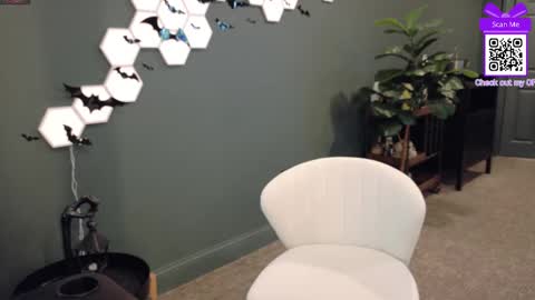 Scout has fun online show from 10-20-25, 01:22