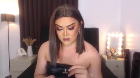 Snapshot of seductivelolalola chatting on 02-15-25, 10:11 Natalie Mefford online show from 02-15-25, 10:11