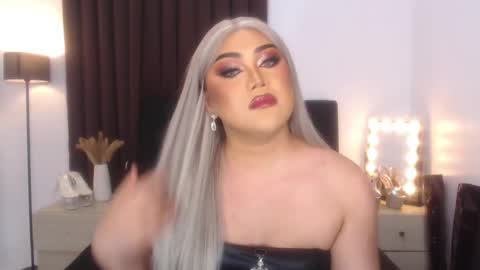 Snapshot of seductivelolalola chatting on 02-15-25, 01:16 Natalie Mefford online show from 02-15-25, 01:16