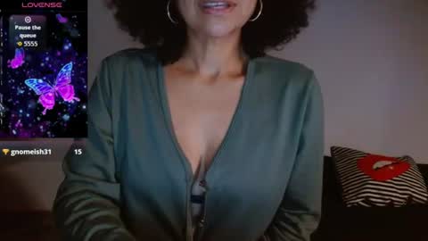 Snapshot of seductress_malia chatting on 07-14-26, 02:05 seductress_malia online show from 07-14-26, 02:05